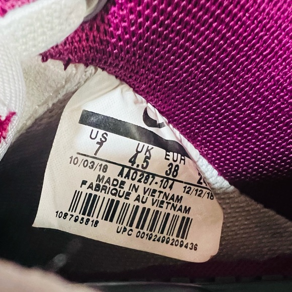 Nike - Picture 4 of 5